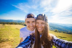 Νέα λήψη πεζοπορίας ζευγών selfie με το έξυπνο τηλέφωνο Ευτυχείς νεαρός άνδρας και γυναίκα που παίρνουν την αυτοπροσωπογραφία με στοκ φωτογραφίες με δικαίωμα ελεύθερης χρήσης Νέα λήψη πεζοπορίας ζευγών selfie με το έξυπνο τηλέφωνο Ευτυχείς νεαρός άνδρας και γυναίκα που παίρνουν την αυτοπροσωπογραφία με στοκ φωτογραφίες με δικαίωμα ελεύθερης χρήσης