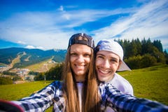 Νέα λήψη πεζοπορίας ζευγών selfie με το έξυπνο τηλέφωνο Ευτυχείς νεαρός άνδρας και γυναίκα που παίρνουν την αυτοπροσωπογραφία με στοκ φωτογραφίες με δικαίωμα ελεύθερης χρήσης Νέα λήψη πεζοπορίας ζευγών selfie με το έξυπνο τηλέφωνο Ευτυχείς νεαρός άνδρας και γυναίκα που παίρνουν την αυτοπροσωπογραφία με στοκ φωτογραφίες με δικαίωμα ελεύθερης χρήσης