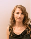 Νέα μέση ηλικίας λευκή γυναίκα με το hairstyle που χαμογελά φορώντας το μαύρο φόρεμα στοκ φωτογραφία Νέα μέση ηλικίας λευκή γυναίκα με το hairstyle που χαμογελά φορώντας το μαύρο φόρεμα στοκ φωτογραφία