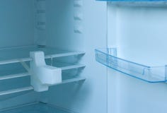 Νέο κενό refrigirator με τη ανοιχτή πόρτα στοκ εικόνα Νέο κενό refrigirator με τη ανοιχτή πόρτα στοκ εικόνα