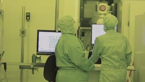 Ο επιστήμονας δύο μηχανικών στις φόρμες μασκών αποστειρωμένες πηγαίνει στην καθαρή περιοχή υψηλή τεχνολογία που κατασκευάζει τη ν απόθεμα βίντεο Ο επιστήμονας δύο μηχανικών στις φόρμες μασκών αποστειρωμένες πηγαίνει στην καθαρή περιοχή υψηλή τεχνολογία που κατασκευάζει τη ν απόθεμα βίντεο