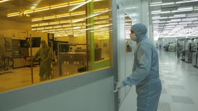 Ο επιστήμονας μηχανικών στις φόρμες παπαρουνών αποστειρωμένες πηγαίνει σε μια καθαρή περιοχή υψηλή τεχνολογία που κατασκευάζει τη φιλμ μικρού μήκους Ο επιστήμονας μηχανικών στις φόρμες παπαρουνών αποστειρωμένες πηγαίνει σε μια καθαρή περιοχή υψηλή τεχνολογία που κατασκευάζει τη φιλμ μικρού μήκους