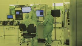 Ο επιστήμονας τριών μηχανικών στις φόρμες μασκών αποστειρωμένες πηγαίνει στην καθαρή περιοχή υψηλή τεχνολογία που κατασκευάζει τη απόθεμα βίντεο Ο επιστήμονας τριών μηχανικών στις φόρμες μασκών αποστειρωμένες πηγαίνει στην καθαρή περιοχή υψηλή τεχνολογία που κατασκευάζει τη απόθεμα βίντεο