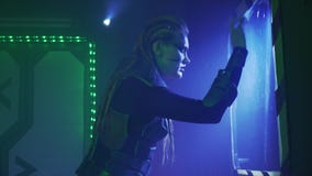 Ο θηλυκός αλλοδαπός με τα dreadlocks και το τεθωρακισμένο χρησιμοποιεί μια μεγάλη οθόνη στον τοίχο, 4k απόθεμα βίντεο Ο θηλυκός αλλοδαπός με τα dreadlocks και το τεθωρακισμένο χρησιμοποιεί μια μεγάλη οθόνη στον τοίχο, 4k απόθεμα βίντεο