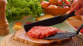 Ο μάγειρας αυξάνει cutlet για τα χάμπουργκερ spatula Ο μάγειρας αυξάνει cutlet για τα χάμπουργκερ spatula