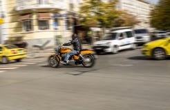 Ο μοτοσυκλετιστής οδηγά τον μπαλτά μοτοσικλετών στην οδό στη Sofia/Βουλγαρία/10 19 2017/ στοκ εικόνες Ο μοτοσυκλετιστής οδηγά τον μπαλτά μοτοσικλετών στην οδό στη Sofia/Βουλγαρία/10 19 2017/ στοκ εικόνες