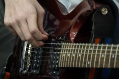 Ο έφηβος παίζει την ηλεκτρική κιθάρα Τα δάχτυλα ενός νέου bassist τραβούν τις βαθιές σειρές μουσικό θέμα Κινηματογράφηση σε πρώτο στοκ φωτογραφίες Ο έφηβος παίζει την ηλεκτρική κιθάρα Τα δάχτυλα ενός νέου bassist τραβούν τις βαθιές σειρές μουσικό θέμα Κινηματογράφηση σε πρώτο στοκ φωτογραφίες
