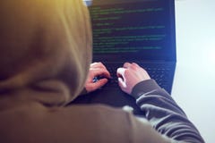 Ο προγραμματιστής χάκερ κοιτάζει στην οθόνη και γράφει τις πληροφορίες αμυχών κώδικα προγράμματος στοκ φωτογραφία με δικαίωμα ελεύθερης χρήσης Ο προγραμματιστής χάκερ κοιτάζει στην οθόνη και γράφει τις πληροφορίες αμυχών κώδικα προγράμματος στοκ φωτογραφία με δικαίωμα ελεύθερης χρήσης