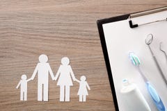 Οδοντική ασφάλεια στον ξύλινο πίνακα για ολόκληρη την οικογένεια στοκ εικόνες με δικαίωμα ελεύθερης χρήσης Οδοντική ασφάλεια στον ξύλινο πίνακα για ολόκληρη την οικογένεια στοκ εικόνες με δικαίωμα ελεύθερης χρήσης