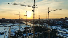 Οι γερανοί μετάλλων στηρίζονται ένα σπίτι σε ένα εργοτάξιο οικοδομής σε ένα υπόβαθρο ηλιοβασιλέματος απόθεμα βίντεο Οι γερανοί μετάλλων στηρίζονται ένα σπίτι σε ένα εργοτάξιο οικοδομής σε ένα υπόβαθρο ηλιοβασιλέματος απόθεμα βίντεο