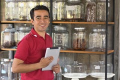 Οι επιχειρηματίες ελέγχουν το απόθεμα στον καφέ σε ένα ράφι βάζων χρησιμοποιώντας τον υπολογιστή ταμπλετών, επιχειρηματίας που ελ στοκ εικόνες Οι επιχειρηματίες ελέγχουν το απόθεμα στον καφέ σε ένα ράφι βάζων χρησιμοποιώντας τον υπολογιστή ταμπλετών, επιχειρηματίας που ελ στοκ εικόνες