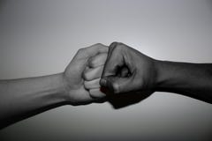 Οι χειρονομίες χεριών - πρόσκρουση πυγμών του differenend δύο - πολυ που χρωματίζεται παραδίδουν γραπτό στοκ εικόνες Οι χειρονομίες χεριών - πρόσκρουση πυγμών του differenend δύο - πολυ που χρωματίζεται παραδίδουν γραπτό στοκ εικόνες