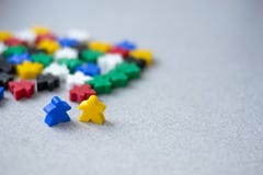 Ομάδες ζωηρόχρωμων meeples δύο ομάδων Χρώματα της ουκρανικής σημαίας - μπλε και κίτρινος Μικροί αριθμοί του ατόμου στοκ εικόνα με δικαίωμα ελεύθερης χρήσης Ομάδες ζωηρόχρωμων meeples δύο ομάδων Χρώματα της ουκρανικής σημαίας - μπλε και κίτρινος Μικροί αριθμοί του ατόμου στοκ εικόνα με δικαίωμα ελεύθερης χρήσης
