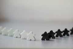 Ομάδες ζωηρόχρωμων meeples δύο ομάδων Χρώματα της ουκρανικής σημαίας - μπλε και κίτρινος Μικροί αριθμοί του ατόμου στοκ φωτογραφία με δικαίωμα ελεύθερης χρήσης Ομάδες ζωηρόχρωμων meeples δύο ομάδων Χρώματα της ουκρανικής σημαίας - μπλε και κίτρινος Μικροί αριθμοί του ατόμου στοκ φωτογραφία με δικαίωμα ελεύθερης χρήσης