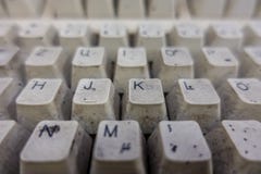 Ένα απολύτως βρώμικο άσπρο πληκτρολόγιο υπολογιστών σε ένα εργαστήριο στοκ φωτογραφίες με δικαίωμα ελεύθερης χρήσης Ένα απολύτως βρώμικο άσπρο πληκτρολόγιο υπολογιστών σε ένα εργαστήριο στοκ φωτογραφίες με δικαίωμα ελεύθερης χρήσης