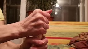 Ένα θηλυκό χέρι ανοίγει τη σαμπάνια κατά τη διάρκεια του εορτασμού, κινηματογράφηση σε πρώτο πλάνο απόθεμα βίντεο Ένα θηλυκό χέρι ανοίγει τη σαμπάνια κατά τη διάρκεια του εορτασμού, κινηματογράφηση σε πρώτο πλάνο απόθεμα βίντεο