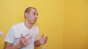 Έννοια ατόμων Blogger αρσενικό βίντεο καταγραφής με buttonhole μικροφώνων στην μπλούζα στο κίτρινο κλίμα τοίχων άτομο απόθεμα βίντεο Έννοια ατόμων Blogger αρσενικό βίντεο καταγραφής με buttonhole μικροφώνων στην μπλούζα στο κίτρινο κλίμα τοίχων άτομο απόθεμα βίντεο