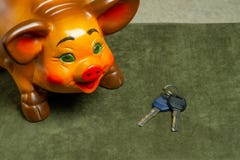 Όμορφα μεγάλα piggy κλειδιά τραπεζών και αυτοκινήτων Clouse-επάνω στοκ εικόνα Όμορφα μεγάλα piggy κλειδιά τραπεζών και αυτοκινήτων Clouse-επάνω στοκ εικόνα