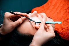 Όμορφη γυναίκα με τα μακροχρόνια eyelashes σε ένα σαλόνι ομορφιάς Διαδικασία επέκτασης Eyelash Τα μαστίγια κλείνουν επάνω στοκ εικόνα με δικαίωμα ελεύθερης χρήσης Όμορφη γυναίκα με τα μακροχρόνια eyelashes σε ένα σαλόνι ομορφιάς Διαδικασία επέκτασης Eyelash Τα μαστίγια κλείνουν επάνω στοκ εικόνα με δικαίωμα ελεύθερης χρήσης