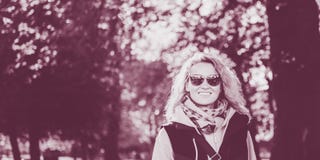 Όμορφη ξανθή νέα γυναίκα στα γυαλιά στο πάρκο φθινοπώρου στοκ εικόνα με δικαίωμα ελεύθερης χρήσης Όμορφη ξανθή νέα γυναίκα στα γυαλιά στο πάρκο φθινοπώρου στοκ εικόνα με δικαίωμα ελεύθερης χρήσης
