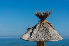 Όμορφη ξύλινη ομπρέλα στην παραλία στοκ φωτογραφίες με δικαίωμα ελεύθερης χρήσης Όμορφη ξύλινη ομπρέλα στην παραλία στοκ φωτογραφίες με δικαίωμα ελεύθερης χρήσης