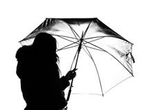Όμορφο backlight με το πρότυπο κάτω από μια ανοικτή ομπρέλα στη σκιαγραφία στοκ εικόνες με δικαίωμα ελεύθερης χρήσης Όμορφο backlight με το πρότυπο κάτω από μια ανοικτή ομπρέλα στη σκιαγραφία στοκ εικόνες με δικαίωμα ελεύθερης χρήσης