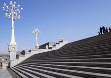 Σκαλοπάτια και λαμπτήρες στο έδαφος του ιερού καθεδρικού ναού τριάδας στο Tbilisi στοκ φωτογραφία με δικαίωμα ελεύθερης χρήσης Σκαλοπάτια και λαμπτήρες στο έδαφος του ιερού καθεδρικού ναού τριάδας στο Tbilisi στοκ φωτογραφία με δικαίωμα ελεύθερης χρήσης