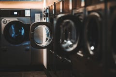 Σκοτεινό δωμάτιο πλυντηρίων με τα κενά πλυντήρια στοκ φωτογραφία με δικαίωμα ελεύθερης χρήσης Σκοτεινό δωμάτιο πλυντηρίων με τα κενά πλυντήρια στοκ φωτογραφία με δικαίωμα ελεύθερης χρήσης