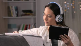 Σοβαρός σπουδαστής ε-που μαθαίνει χρησιμοποιώντας την ταμπλέτα και το σημειωματάριο φιλμ μικρού μήκους Σοβαρός σπουδαστής ε-που μαθαίνει χρησιμοποιώντας την ταμπλέτα και το σημειωματάριο φιλμ μικρού μήκους