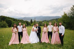 Στάση νεόνυμφων και νυφών με groomsman και την παράνυμφο Φίλημα Newlyweds με τους φίλους ευτυχής εκλεκτής ποιότητας γάμος ημέρας στοκ φωτογραφίες με δικαίωμα ελεύθερης χρήσης Στάση νεόνυμφων και νυφών με groomsman και την παράνυμφο Φίλημα Newlyweds με τους φίλους ευτυχής εκλεκτής ποιότητας γάμος ημέρας στοκ φωτογραφίες με δικαίωμα ελεύθερης χρήσης