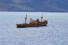 Συντρίμμια ενός σκάφους σε ένα της Χιλής φιορδ στοκ φωτογραφίες Συντρίμμια ενός σκάφους σε ένα της Χιλής φιορδ στοκ φωτογραφίες