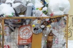 Συσσωρευμένος dumpster στοκ φωτογραφία με δικαίωμα ελεύθερης χρήσης Συσσωρευμένος dumpster στοκ φωτογραφία με δικαίωμα ελεύθερης χρήσης