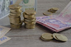 Σωροί του ουκρανικών hryvnia και των αμερικανικών δολαρίων νομισμάτων στοκ φωτογραφίες με δικαίωμα ελεύθερης χρήσης Σωροί του ουκρανικών hryvnia και των αμερικανικών δολαρίων νομισμάτων στοκ φωτογραφίες με δικαίωμα ελεύθερης χρήσης