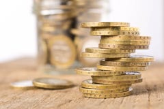 Σωροί των νομισμάτων σε έναν ξύλινο πίνακα Επιχειρησιακή έννοια και αύξηση του κεφαλαίου στοκ εικόνες με δικαίωμα ελεύθερης χρήσης Σωροί των νομισμάτων σε έναν ξύλινο πίνακα Επιχειρησιακή έννοια και αύξηση του κεφαλαίου στοκ εικόνες με δικαίωμα ελεύθερης χρήσης