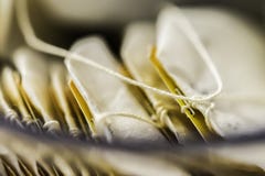 Σωρός teabags σε ένα κιβώτιο στον πίνακα στοκ φωτογραφία Σωρός teabags σε ένα κιβώτιο στον πίνακα στοκ φωτογραφία