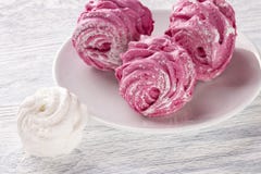 Σπιτικό ρόδινο και άσπρο marshmallow σε ένα πιάτο σε μια παλαιά ξύλινη επιτραπέζια κινηματογράφηση σε πρώτο πλάνο στοκ εικόνα με δικαίωμα ελεύθερης χρήσης Σπιτικό ρόδινο και άσπρο marshmallow σε ένα πιάτο σε μια παλαιά ξύλινη επιτραπέζια κινηματογράφηση σε πρώτο πλάνο στοκ εικόνα με δικαίωμα ελεύθερης χρήσης