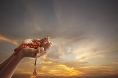 Τα κενά χέρια μουσουλμάνοι προσεύχονται κατά τη διάρκεια των ramadan μηνών, έννοια: για να λατρεψει το Θεό του ουρανού για το έλε στοκ εικόνες Τα κενά χέρια μουσουλμάνοι προσεύχονται κατά τη διάρκεια των ramadan μηνών, έννοια: για να λατρεψει το Θεό του ουρανού για το έλε στοκ εικόνες