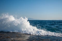 Τα κύματα χτυπούν τη σκληρή επιφάνεια των τσιμεντένιων πλακών στοκ εικόνες Τα κύματα χτυπούν τη σκληρή επιφάνεια των τσιμεντένιων πλακών στοκ εικόνες