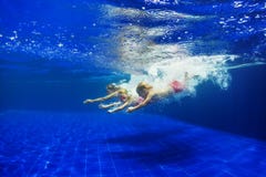 Τα παιδιά με τη μητέρα βουτούν στην πισίνα στοκ εικόνες Τα παιδιά με τη μητέρα βουτούν στην πισίνα στοκ εικόνες