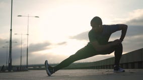 Τα πόδια τεντώματος αφροαμερικάνων jogger για επιλύουν φιλμ μικρού μήκους Τα πόδια τεντώματος αφροαμερικάνων jogger για επιλύουν φιλμ μικρού μήκους