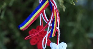 Το Martisor είναι μια κόκκινη και άσπρη σειρά και που προσφέρεται από τους ανθρώπους την 1η Μαρτίου ως φυλακτό αγάπης φιλμ μικρού μήκους Το Martisor είναι μια κόκκινη και άσπρη σειρά και που προσφέρεται από τους ανθρώπους την 1η Μαρτίου ως φυλακτό αγάπης φιλμ μικρού μήκους