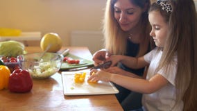 Το Mom διδάσκει ένα μικρό κορίτσι για να μαγειρεψει μια σαλάτα και να κόψει τα λαχανικά Κύρια κατηγορία στα τέμνοντα λαχανικά Βοη φιλμ μικρού μήκους Το Mom διδάσκει ένα μικρό κορίτσι για να μαγειρεψει μια σαλάτα και να κόψει τα λαχανικά Κύρια κατηγορία στα τέμνοντα λαχανικά Βοη φιλμ μικρού μήκους