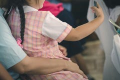Το Mom απολαμβάνει το χρόνο με την κόρη της στοκ εικόνες Το Mom απολαμβάνει το χρόνο με την κόρη της στοκ εικόνες