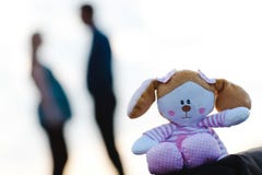 Το Teddy αντέχει στο πρώτο πλάνο και τη έγκυο γυναίκα με το άτομο στο υπόβαθρο στοκ φωτογραφία με δικαίωμα ελεύθερης χρήσης Το Teddy αντέχει στο πρώτο πλάνο και τη έγκυο γυναίκα με το άτομο στο υπόβαθρο στοκ φωτογραφία με δικαίωμα ελεύθερης χρήσης