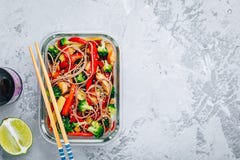 Το teriyaki κοτόπουλου ανακατώνει τα εμπορευματοκιβώτια προετοιμασιών γεύματος τηγανητών με το μπρόκολο, τα καρότα, τα νουντλς ρυ στοκ εικόνα Το teriyaki κοτόπουλου ανακατώνει τα εμπορευματοκιβώτια προετοιμασιών γεύματος τηγανητών με το μπρόκολο, τα καρότα, τα νουντλς ρυ στοκ εικόνα