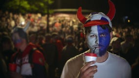 Το αγγλικό συμφέρον αντιστοιχιών ρολογιών ομάδων ποδοσφαίρου ανεμιστήρων, πίνει ενεργά την καυτή νύχτα καφέ απόθεμα βίντεο Το αγγλικό συμφέρον αντιστοιχιών ρολογιών ομάδων ποδοσφαίρου ανεμιστήρων, πίνει ενεργά την καυτή νύχτα καφέ απόθεμα βίντεο