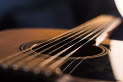 Το ακουστικές σώμα και οι σειρές κιθάρων κλείνουν επάνω στοκ φωτογραφίες με δικαίωμα ελεύθερης χρήσης Το ακουστικές σώμα και οι σειρές κιθάρων κλείνουν επάνω στοκ φωτογραφίες με δικαίωμα ελεύθερης χρήσης