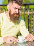 Το γενειοφόρο άτομο με το φλυτζάνι espresso, πίνει τον καφέ λήψη ατόμων έννοιας καφέ σπασιμάτων Το άτομο με τη μακριά γενειάδα φα στοκ εικόνες με δικαίωμα ελεύθερης χρήσης Το γενειοφόρο άτομο με το φλυτζάνι espresso, πίνει τον καφέ λήψη ατόμων έννοιας καφέ σπασιμάτων Το άτομο με τη μακριά γενειάδα φα στοκ εικόνες με δικαίωμα ελεύθερης χρήσης