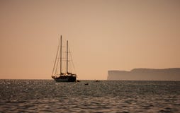 Το γιοτ στη θάλασσα, θέα βουνού, άνθρωποι πλέει στις βάρκες εδώ κοντά στοκ εικόνα Το γιοτ στη θάλασσα, θέα βουνού, άνθρωποι πλέει στις βάρκες εδώ κοντά στοκ εικόνα