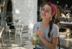 Το ευτυχές αρκετά νέο πρότυπο θέτει με το κοκτέιλ στα χέρια υπαίθρια στοκ εικόνες Το ευτυχές αρκετά νέο πρότυπο θέτει με το κοκτέιλ στα χέρια υπαίθρια στοκ εικόνες